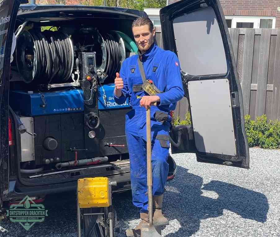 Een tevreden monteur met opgestoken duim naast de bestelbus, slim ingrijpen bespaart kosten bij een verstopte afvoer in Drachten