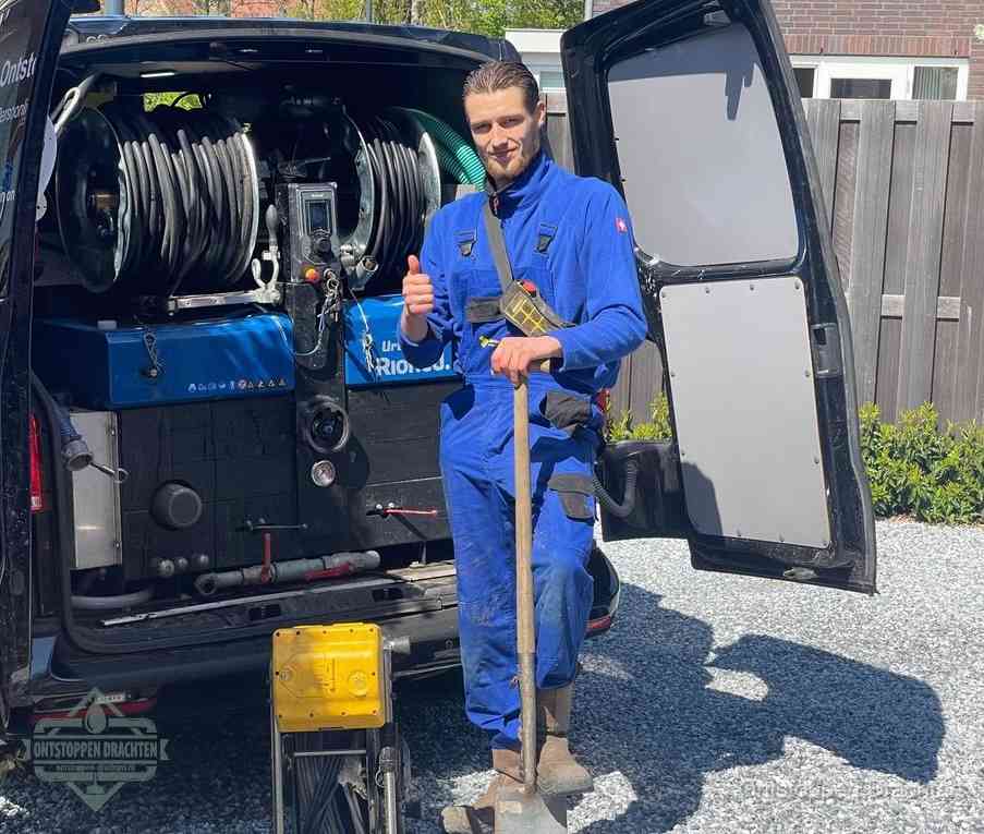 Een tevreden monteur met opgestoken duim na een geslaagde klus, slim ingrijpen bespaart kosten bij een verstopte wc in Drachten