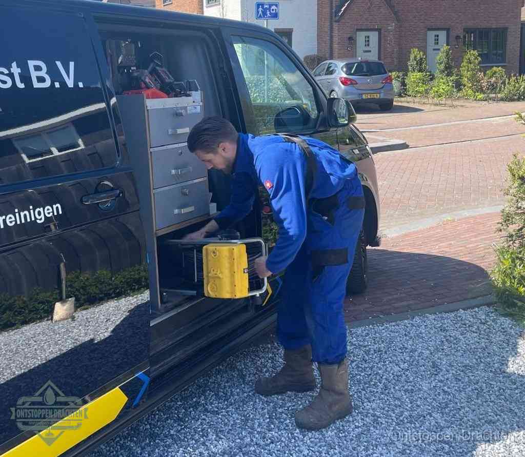 Een monteur pakt apparatuur uit de bedrijfsbus voor service aan huis, het moment om een professional in te schakelen voor een verstopte wc in Drachten