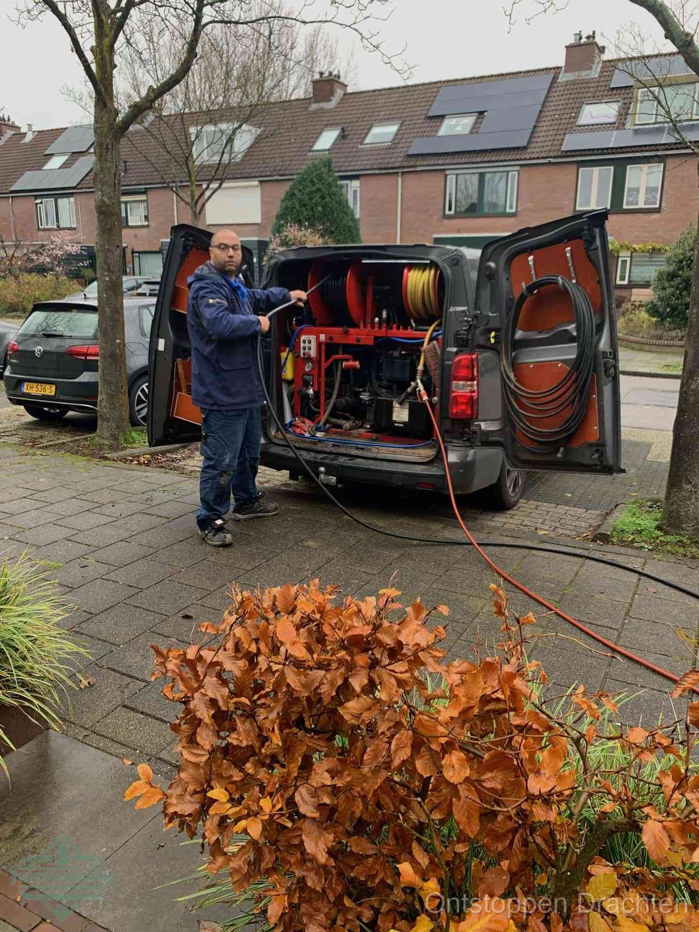 Rioolservice in de wijk in Drachten
