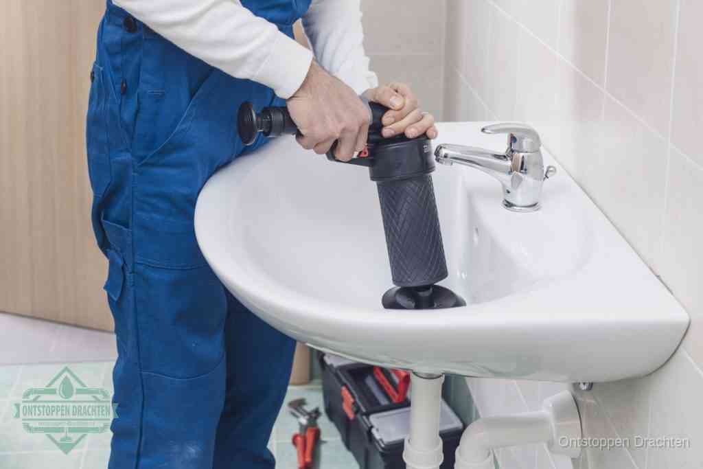 Een te ruwe doe-het-zelf poging met een hand-pomp op de afvoer van een badkamer-wastafel, een van de veelgemaakte fouten bij afvoer ontstoppen in Drachten