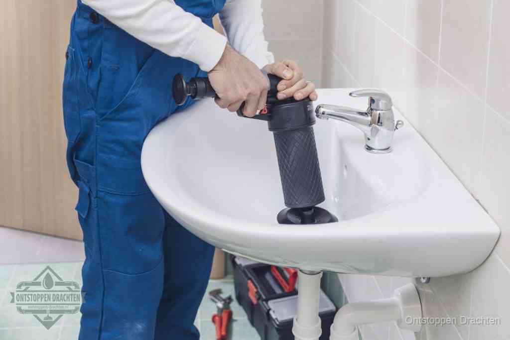 Een te ruwe doe-het-zelf poging met een handmatige perslucht-ontstopper op een sanitair-afvoer, een van de veelgemaakte fouten bij wc ontstoppen in Drachten